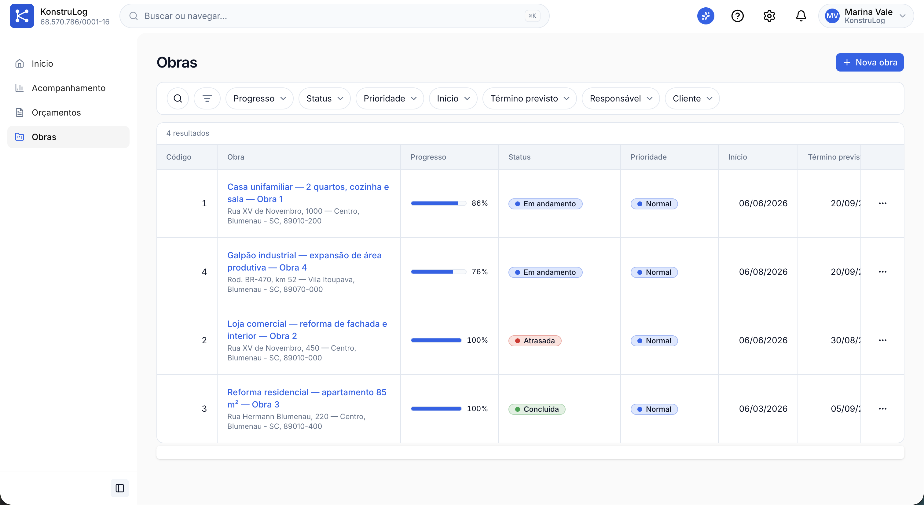 Lista de obras no KonstruLog com progresso, status e prioridade